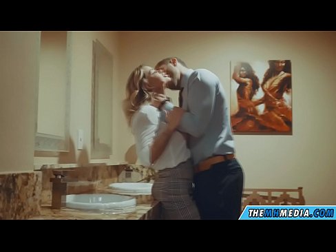 ❤️ Ko vas prsata blondinka zapelje na javnem stranišču ️❌ Super pornič pri nas